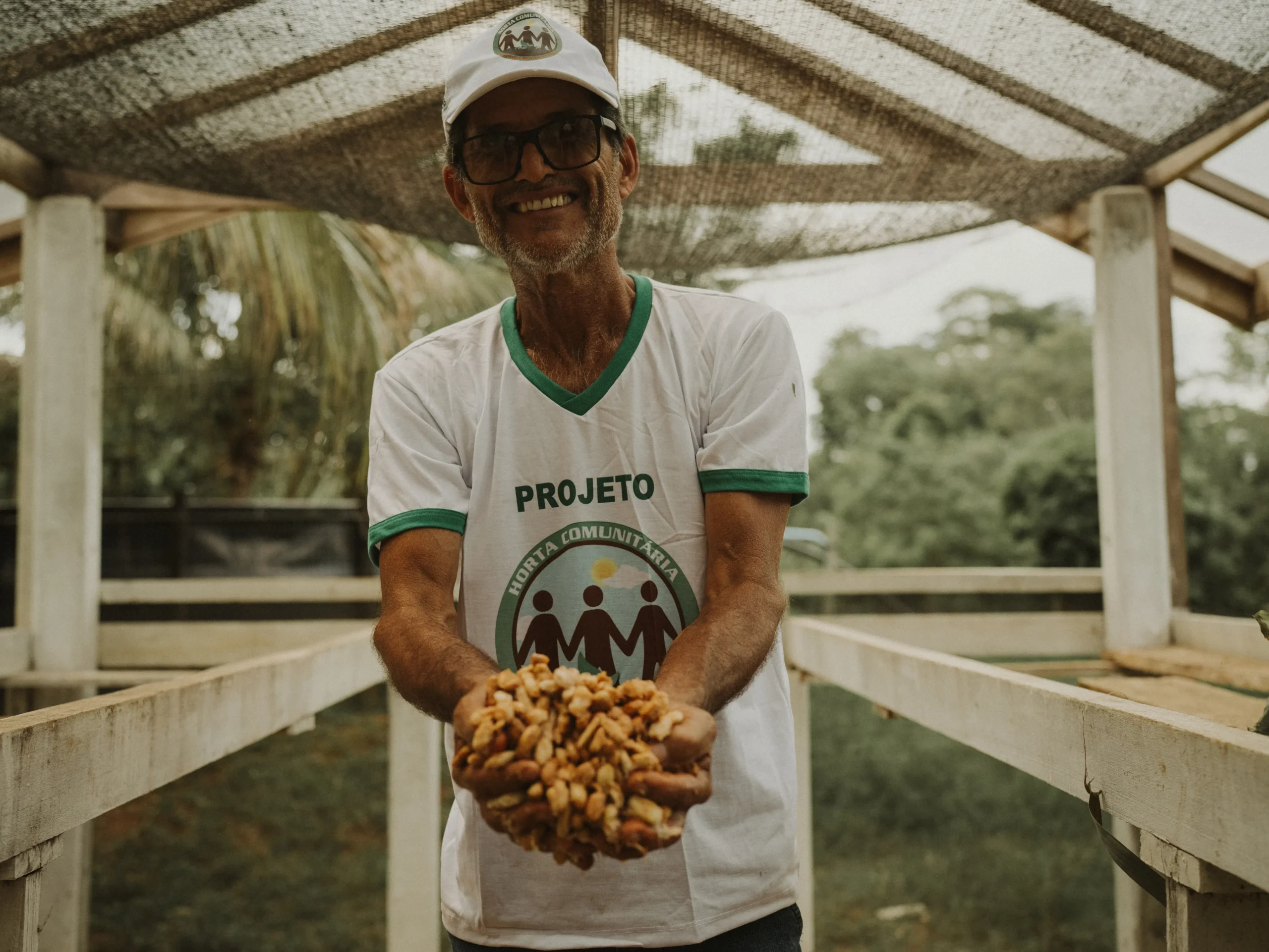 Empreendedor amazônico segurando produto da sociobiodiversidade