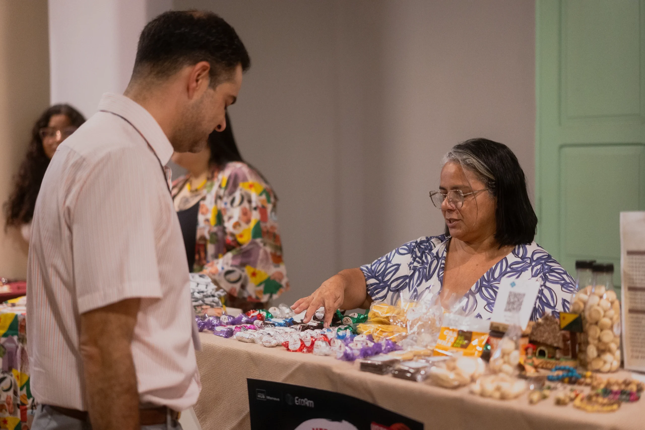 Empreendedores em feira de negócios
