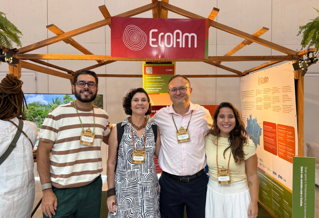 Equipe do EcoAm no estande da bioeconomia amazônica no Impact Minds 2026, em Manaus